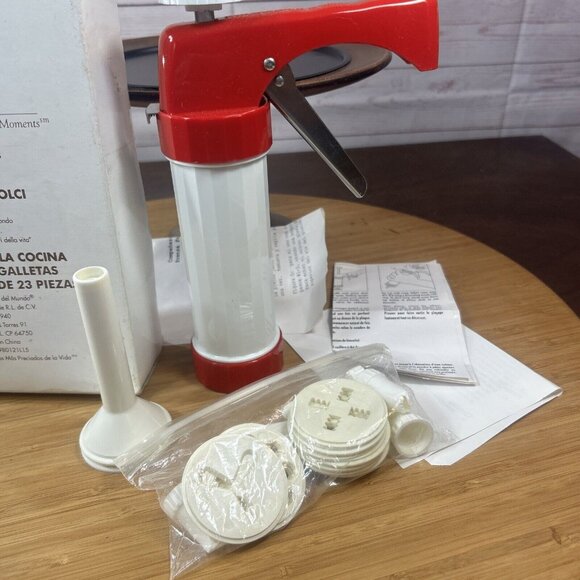 Vintage Kitchen Mate Plastic Cookie Press with icing tips 20 Piece With box - Picture 3 of 5